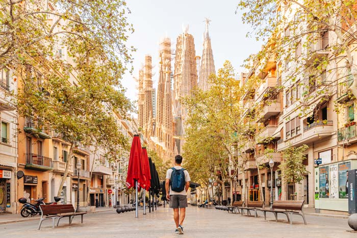 Man som går i Barcelona