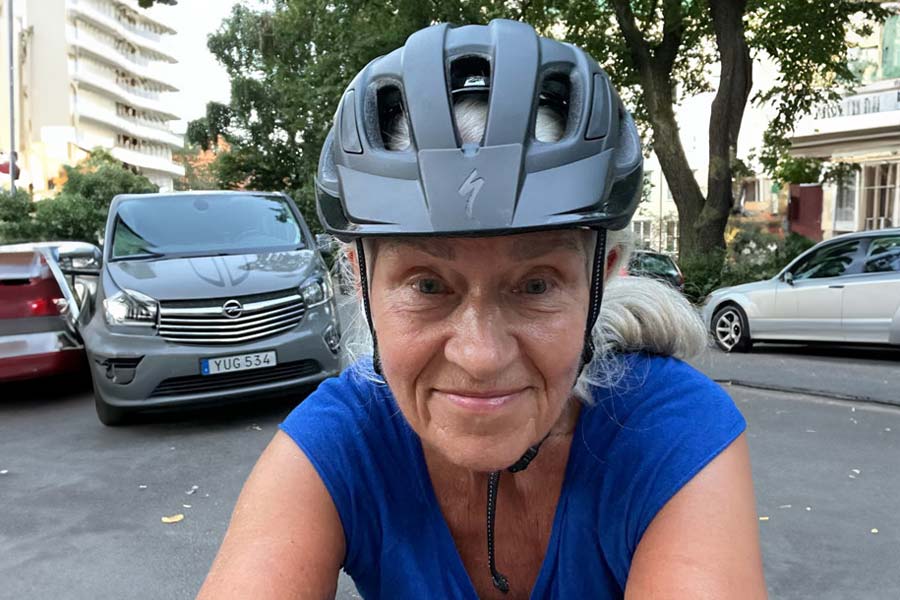 Efterbild på Eva när hon cyklar